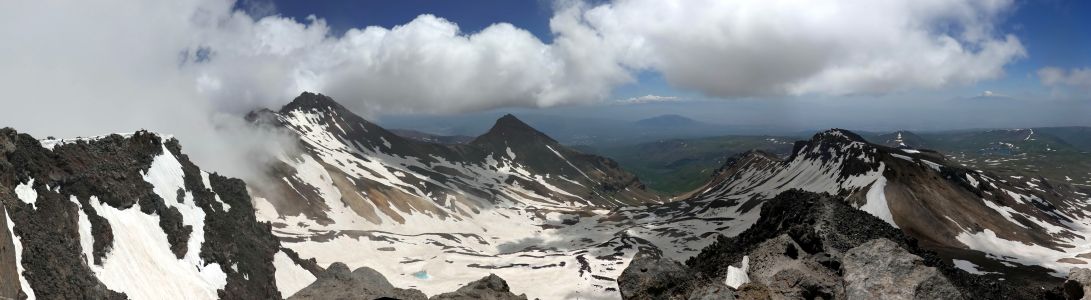 Panorama ze západního vrcholu.